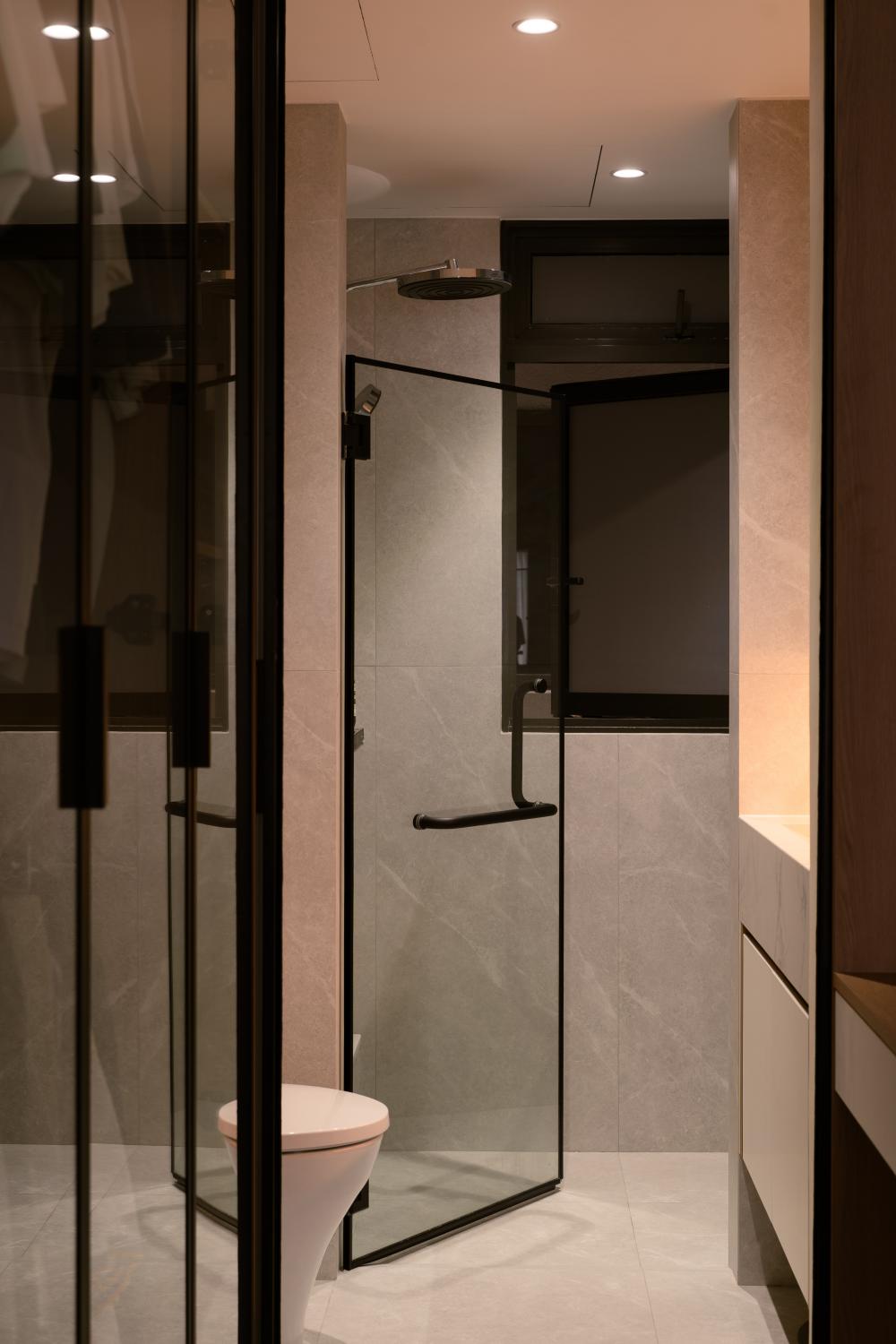 Modern Bathroom with Countertop and Wood Flooring