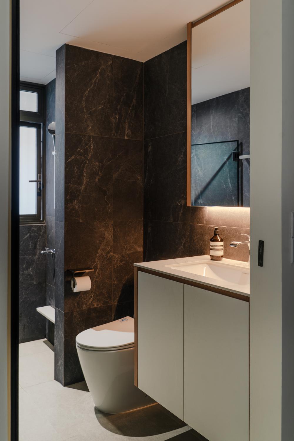 Modern Bathroom with Marble Floor and Mirror