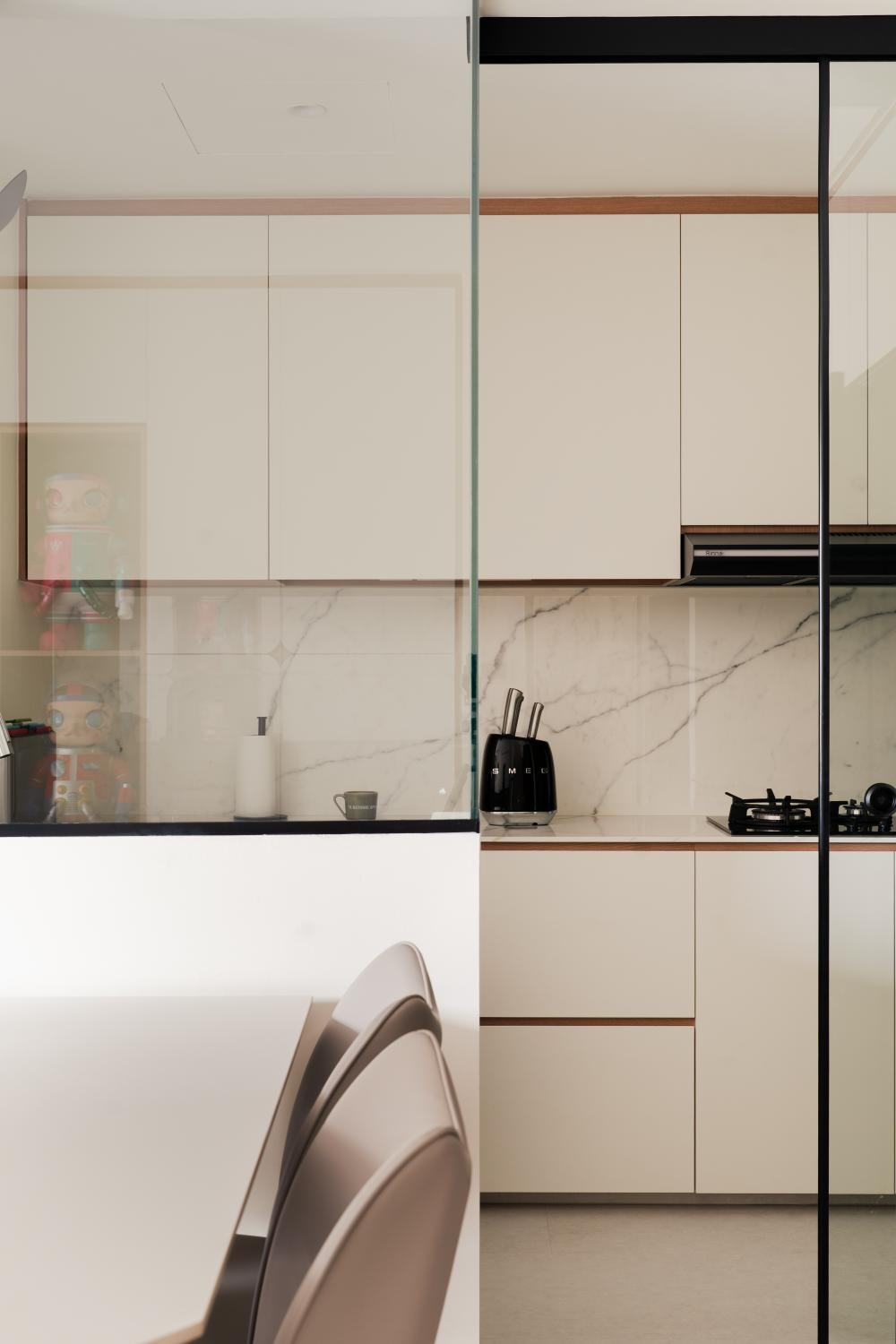 Modern Kitchen with Countertop and Kitchen Island