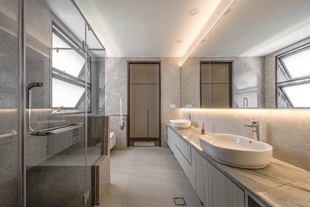Modern Bathroom with Countertop and Homogeneous Tiles