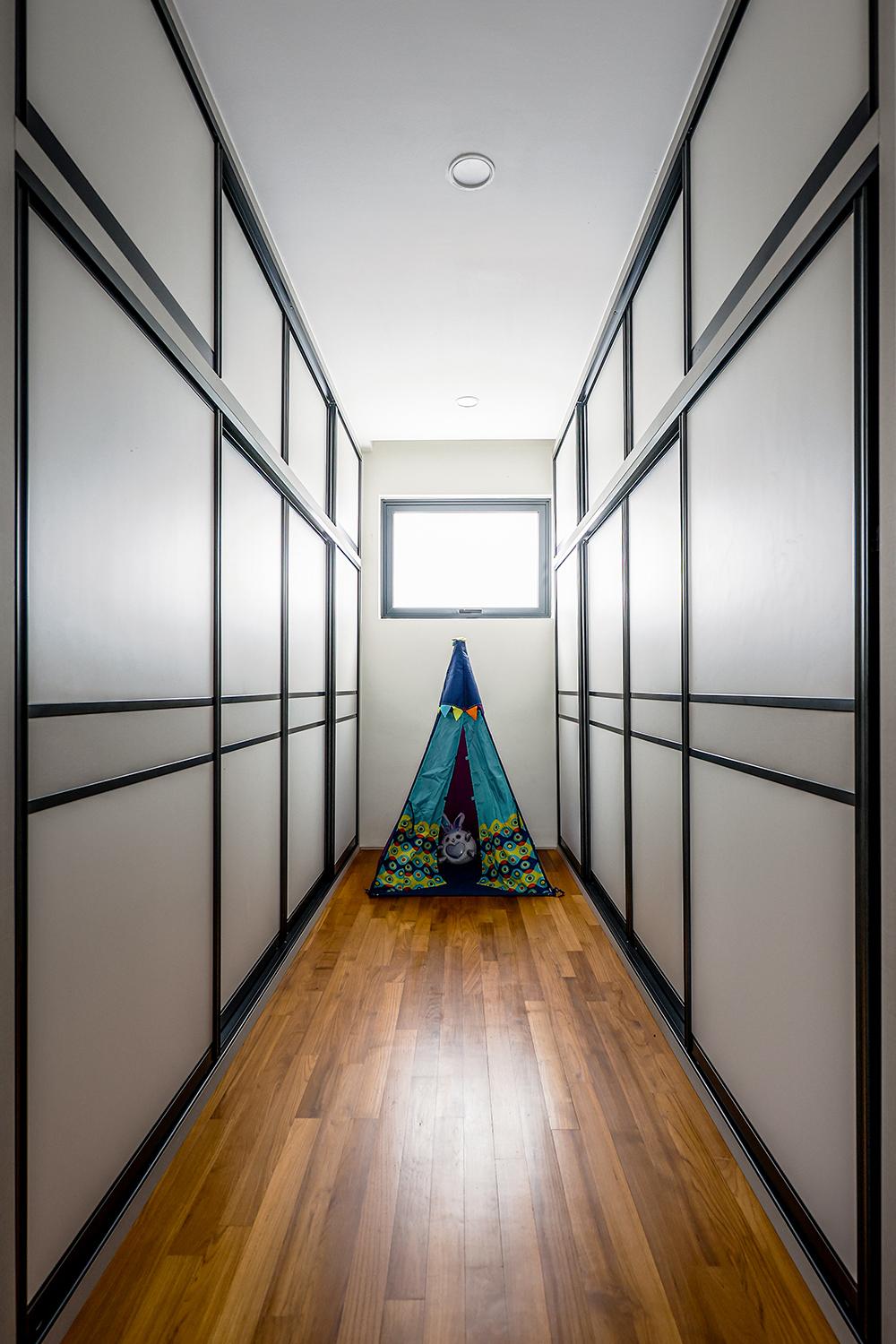 Modern Walk-in Wardrobe with Parquet Floor and Wardrobe
