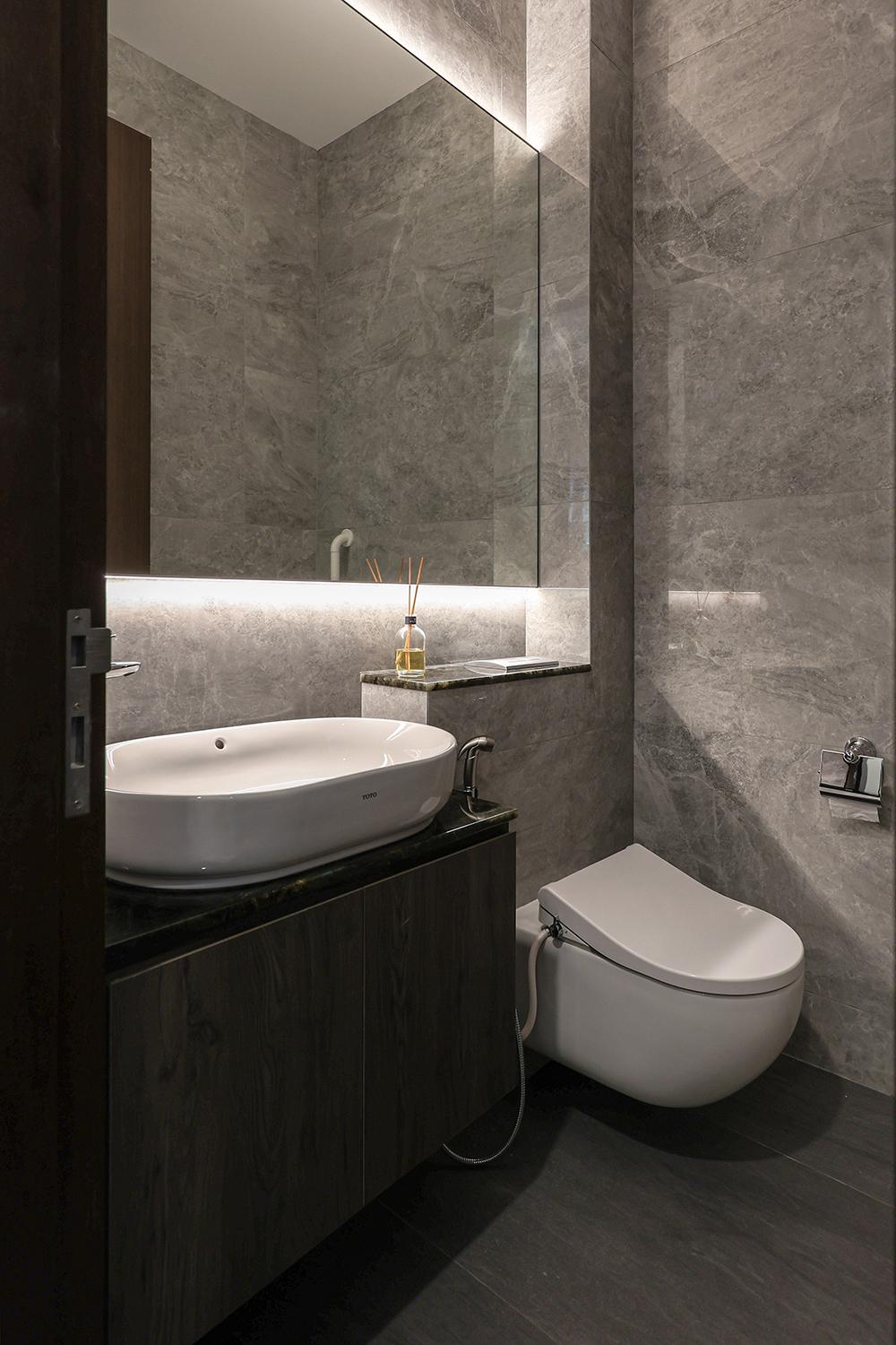 Modern Bathroom with Countertop and Homogeneous Tiles