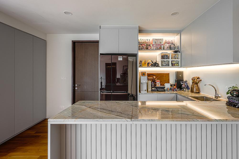 Modern Home Bar with Countertop and Bar Counter