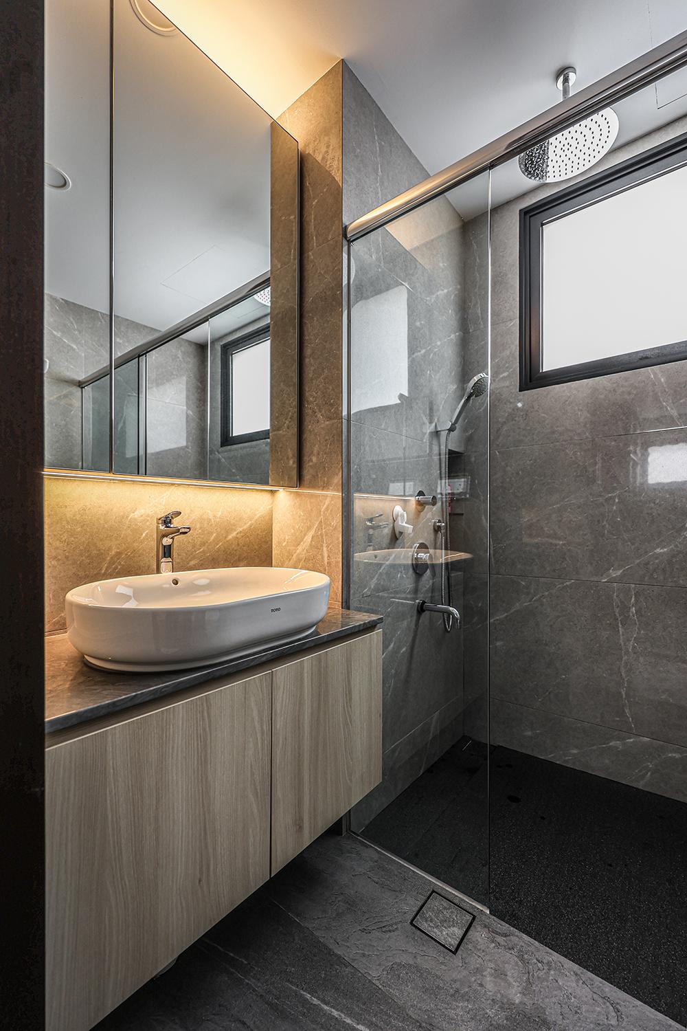 Modern Bathroom with Countertop and Mirror