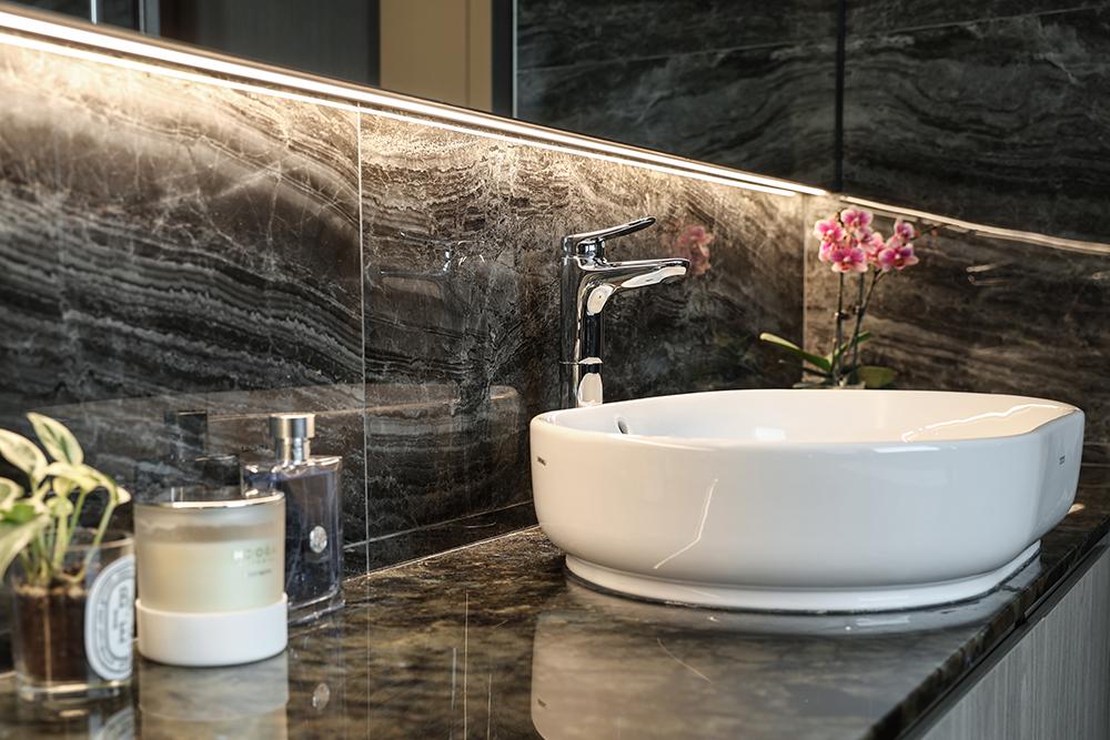 Modern Bathroom with Homogeneous Tiles and Mirror