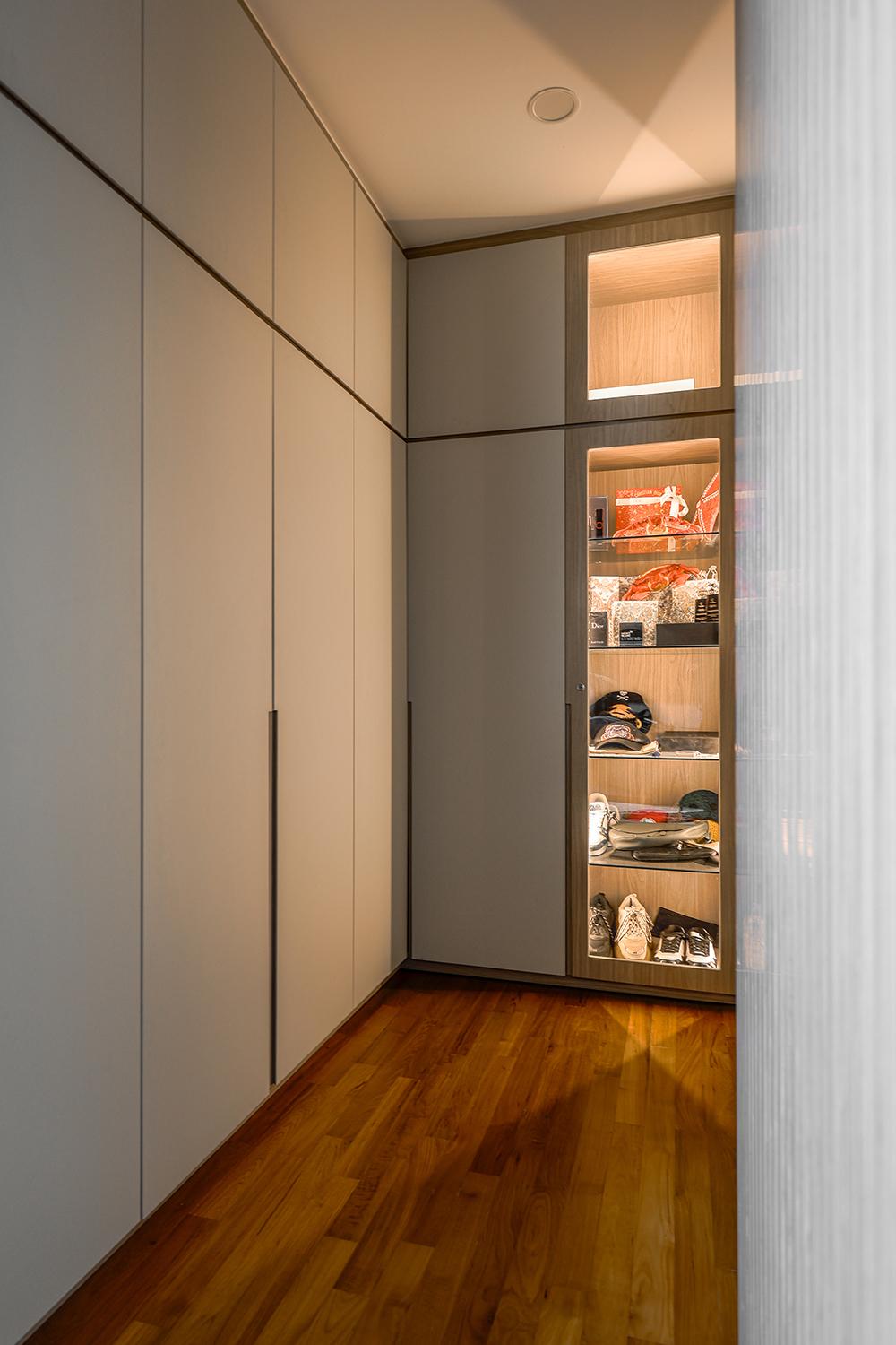 Modern Walk-in Wardrobe with Wardrobe and Display Cabinets