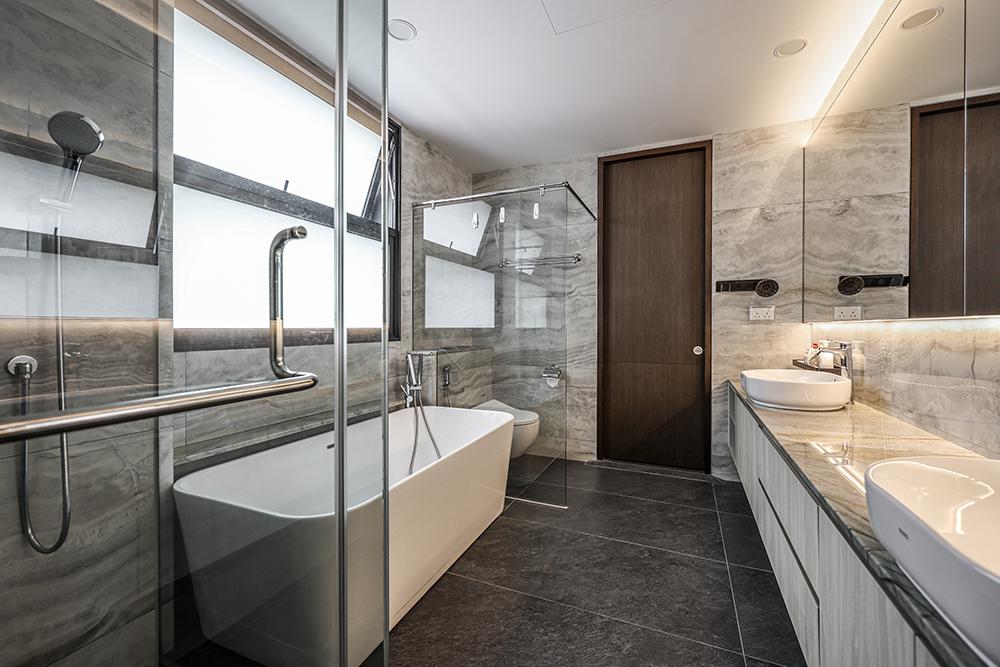 Modern Bathroom with Countertop and Mirror