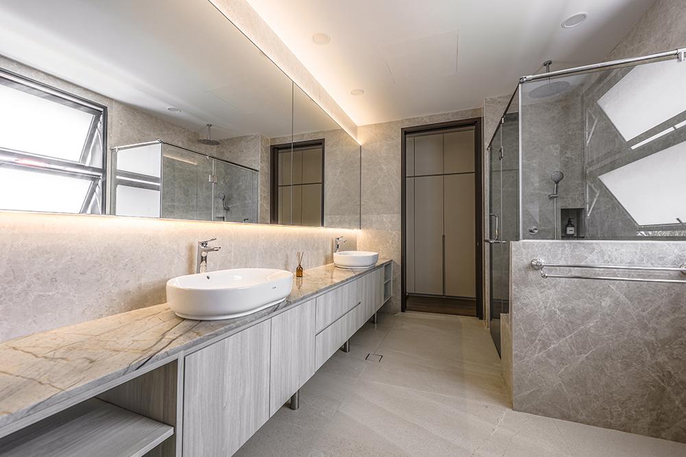 Modern Bathroom with Countertop and Mirror