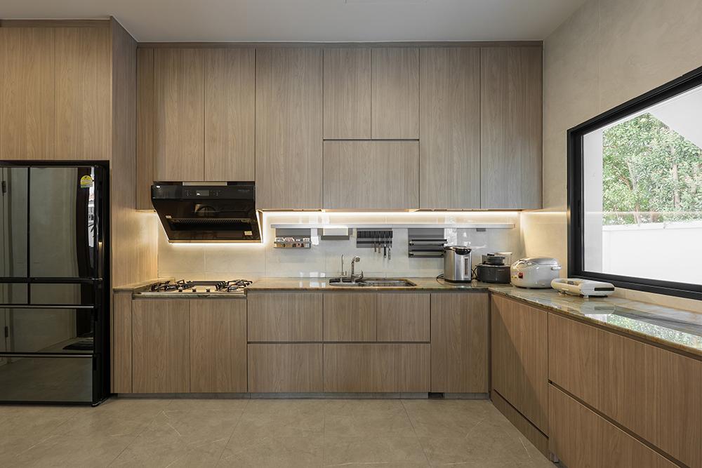 Modern Kitchen with Countertop and Homogeneous Tiles