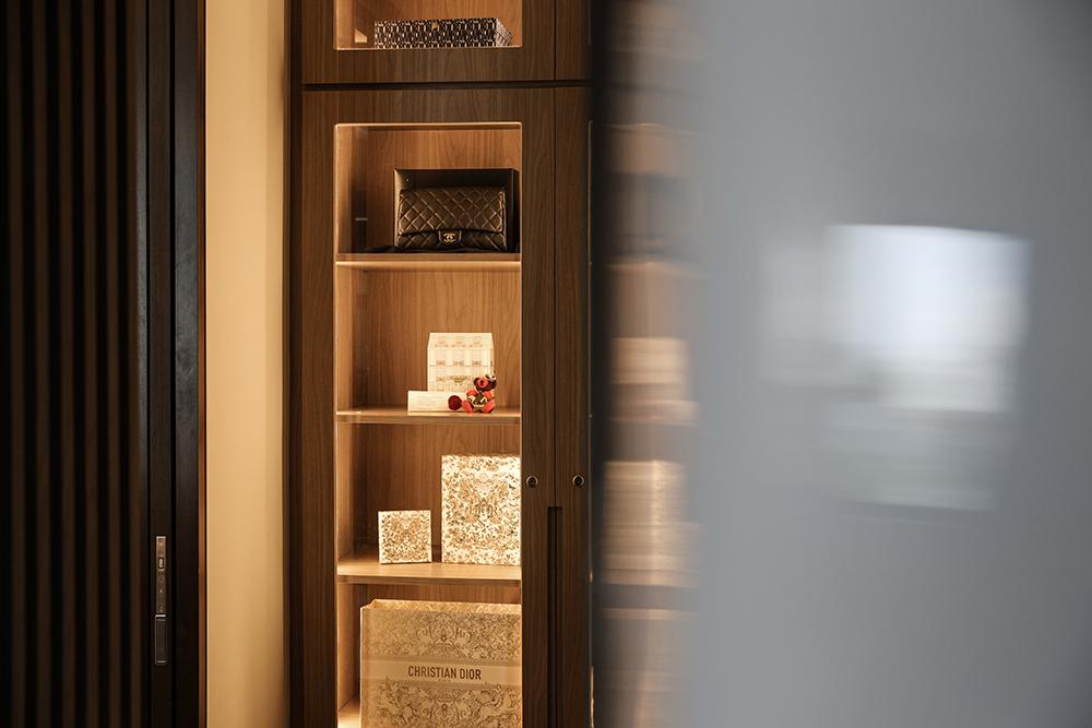 Modern Walk-in Wardrobe with Wardrobe and Display Cabinets