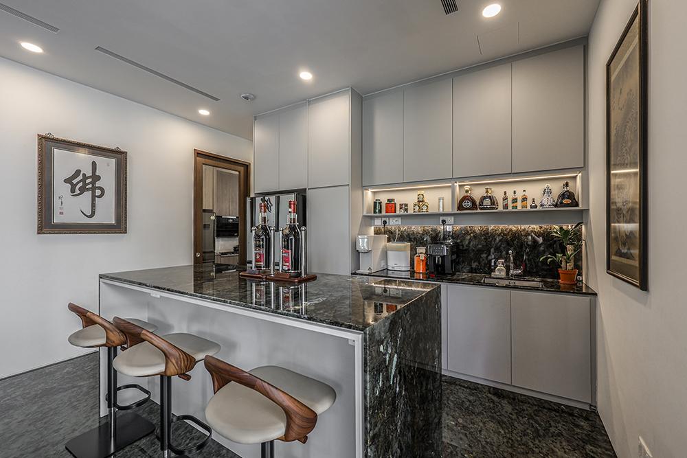 Modern Home Bar with Countertop and Bar Counter