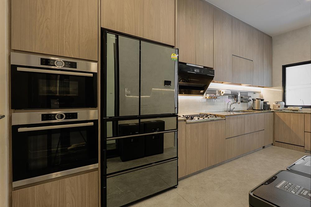 Modern Kitchen with Countertop and Homogeneous Tiles
