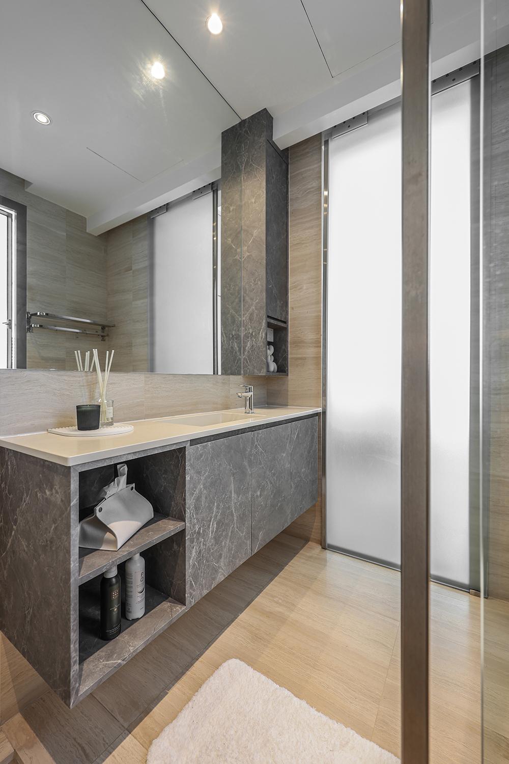 Modern Bathroom with Countertop and Mirror