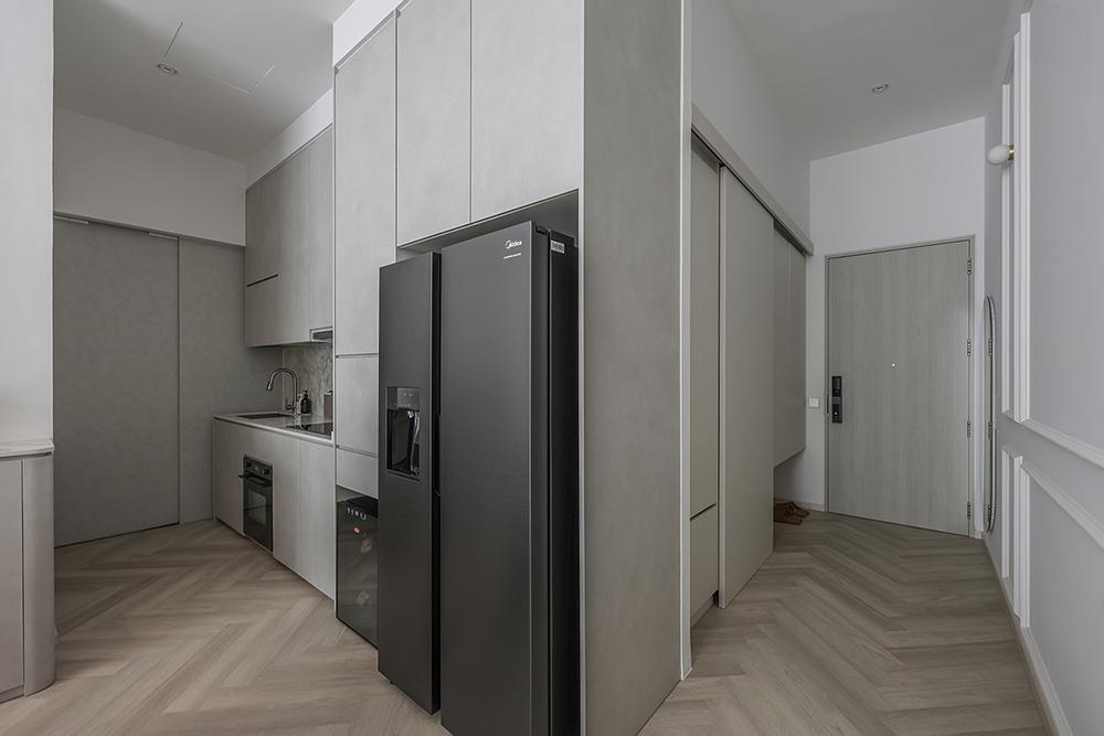 Modern Kitchen with Vinyl Flooring and Open Kitchen