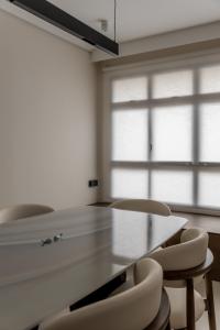 Minimalist Dining Room at 95C Circuit Road