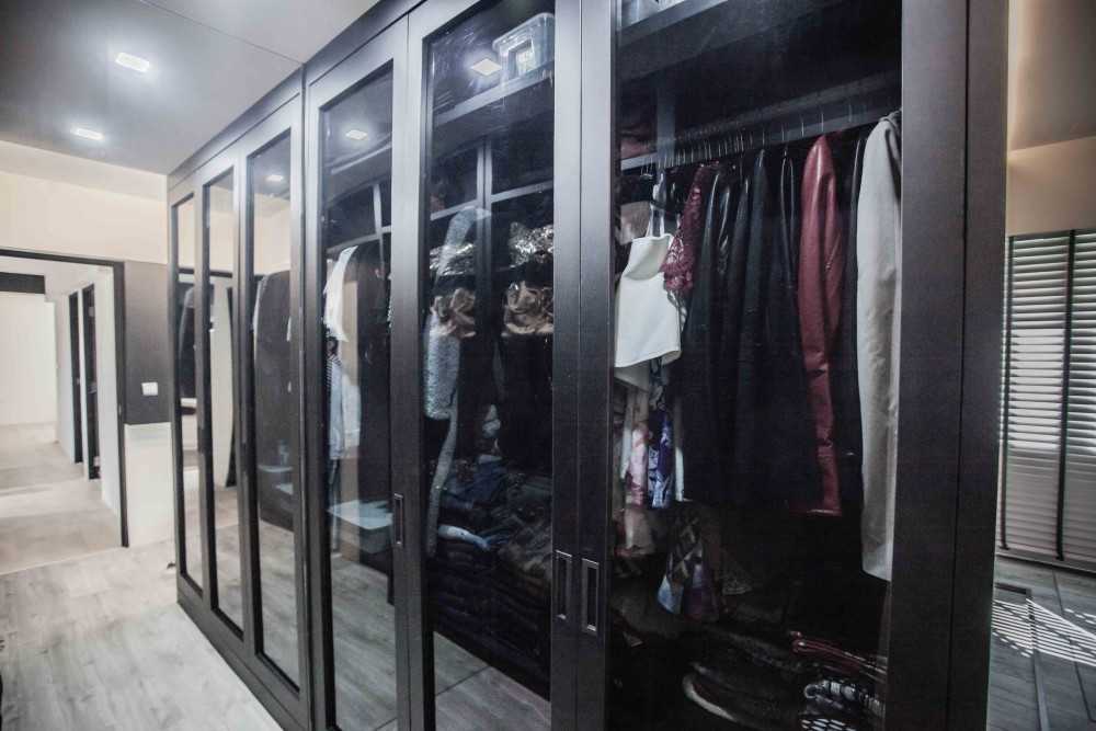 Contemporary Walk-in Wardrobe with Vinyl Flooring and Wardrobe