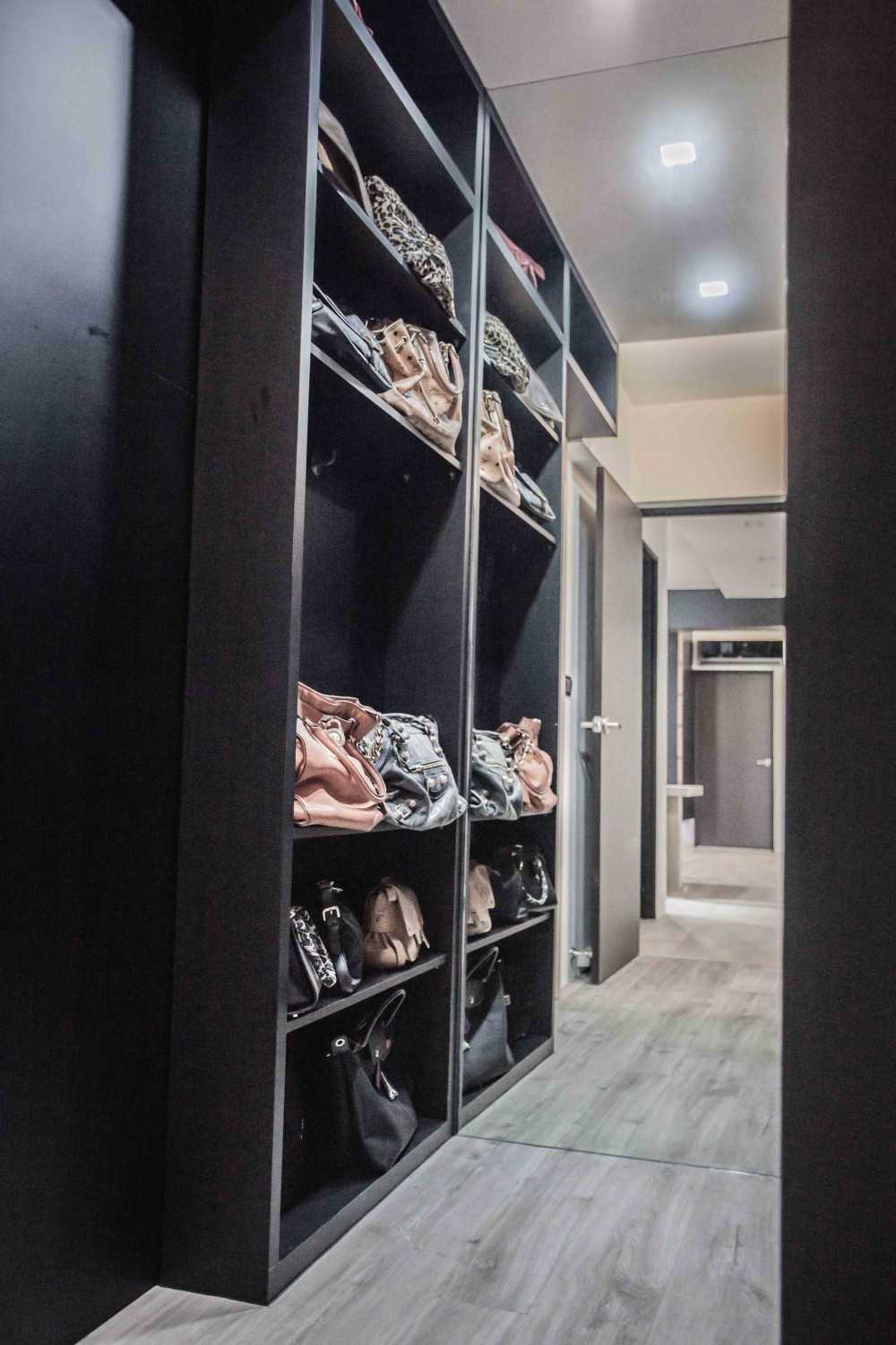 Contemporary Walk-in Wardrobe with Mirror and Wardrobe