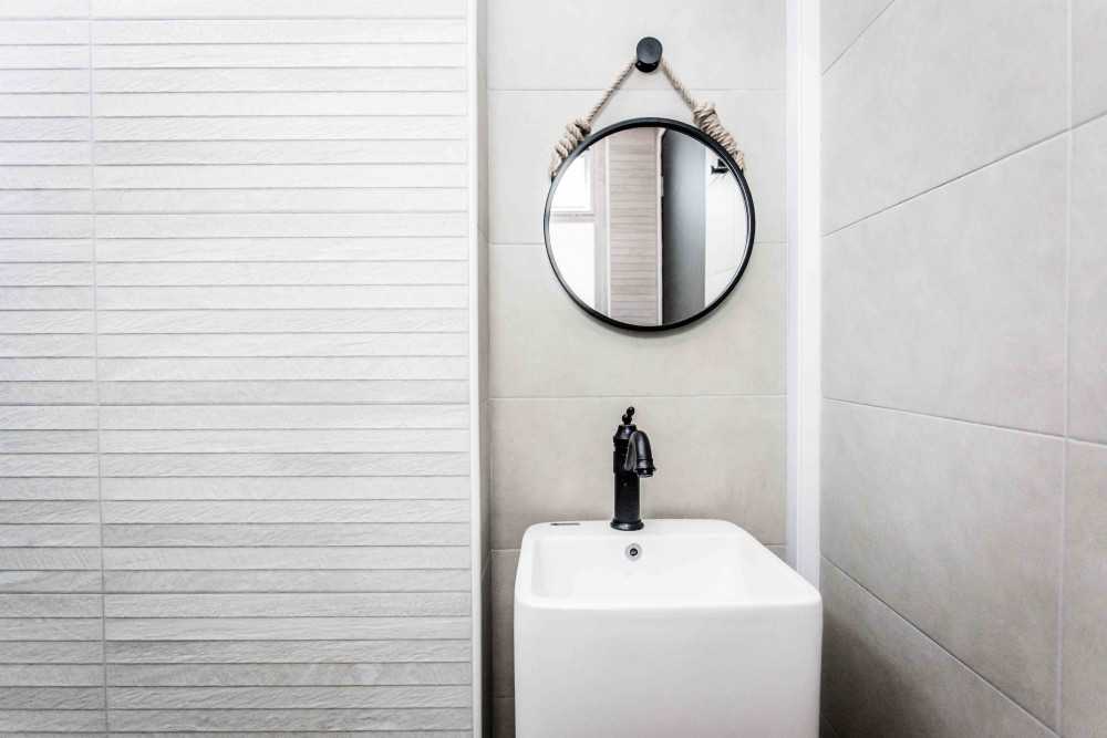 Contemporary Bathroom with Homogeneous Tiles and Mirror