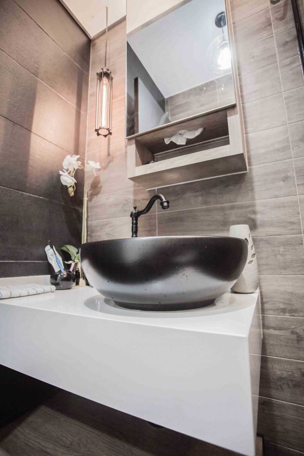 Contemporary Bathroom with Countertop and Homogeneous Tiles