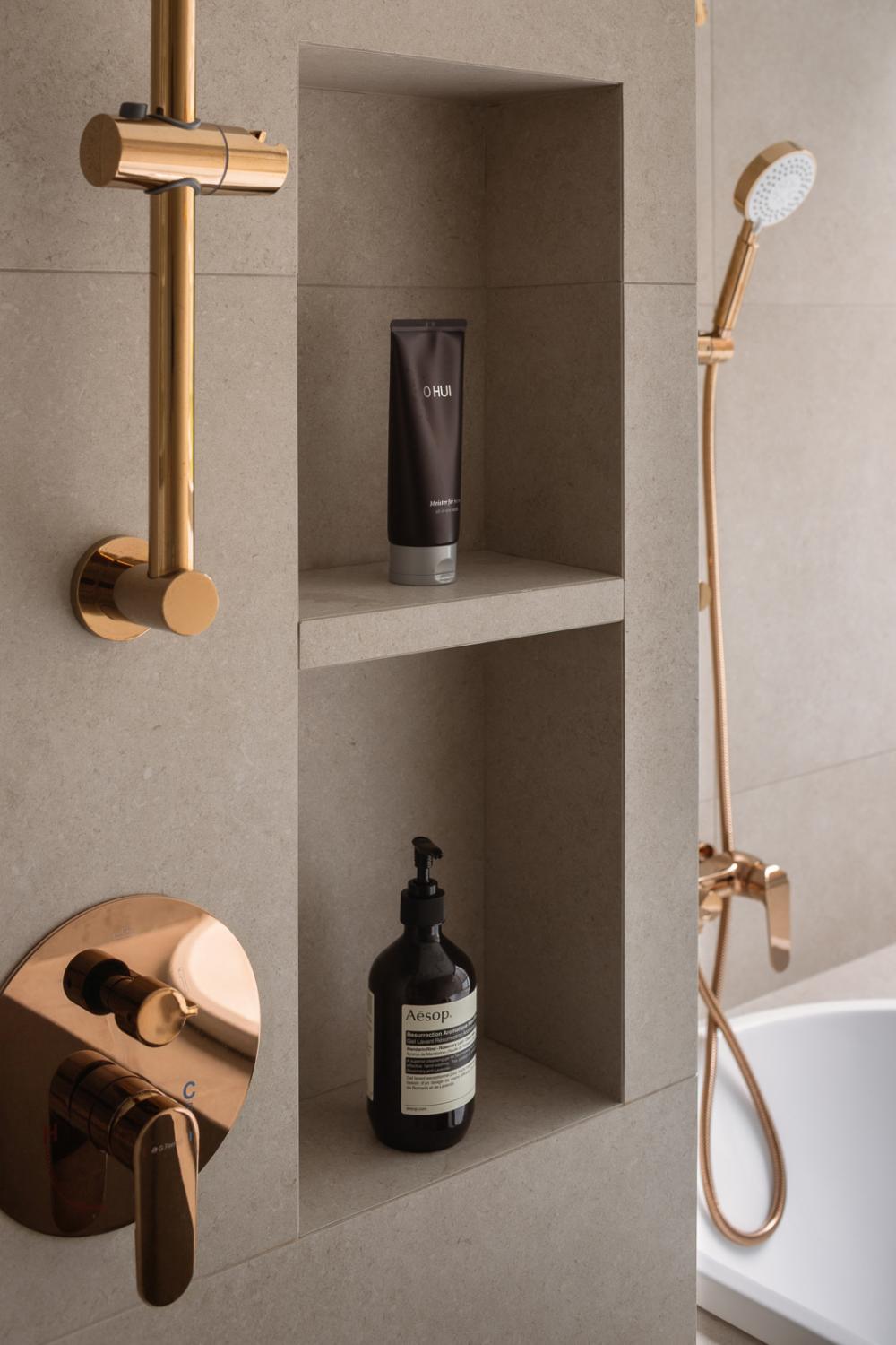 Modern Bathroom with Homogeneous Tiles and Bathtub
