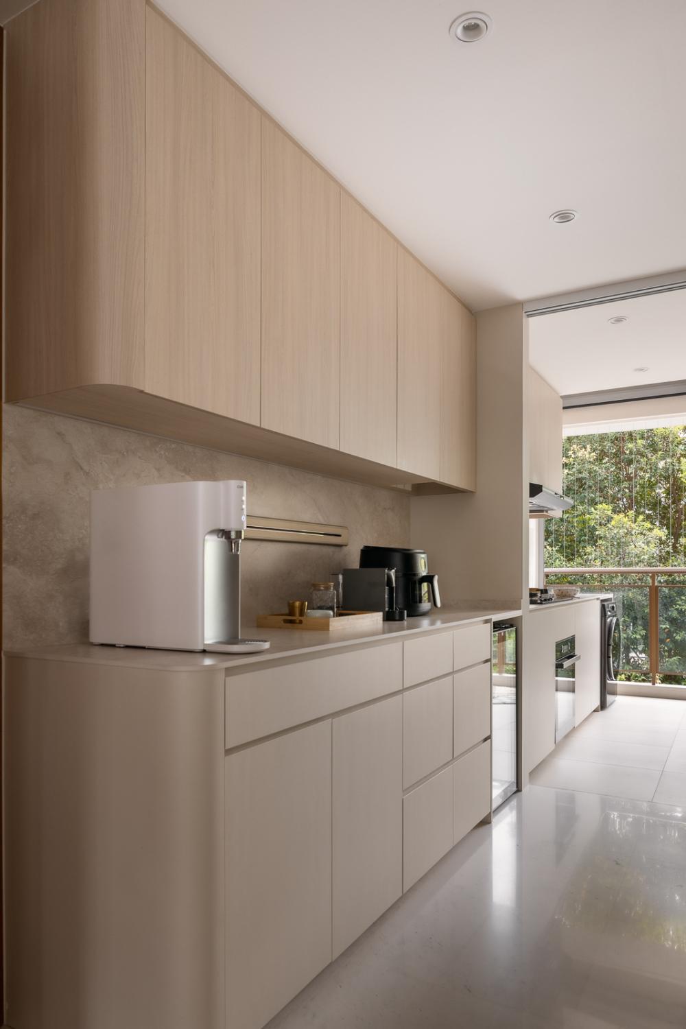 Modern Kitchen with Countertop and Homogeneous Tiles