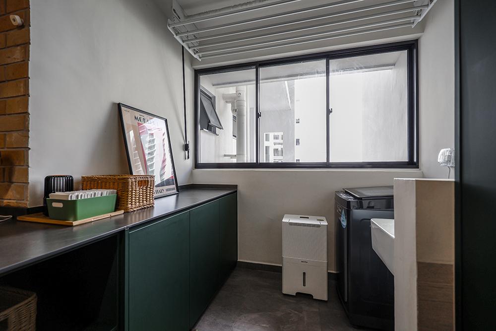 Eclectic Service Yard with Homogeneous Tiles and Washing Machine