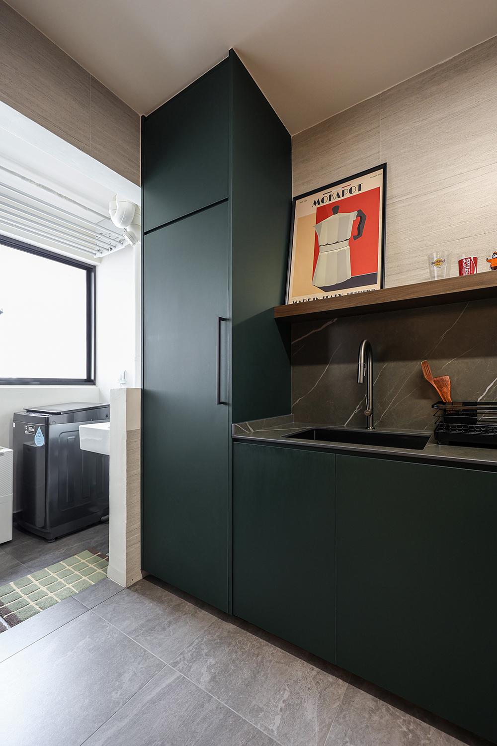 Eclectic Kitchen with Homogeneous Tiles and Open Kitchen