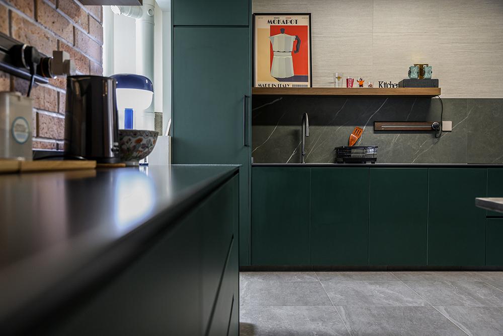 Eclectic Kitchen with Countertop and Homogeneous Tiles