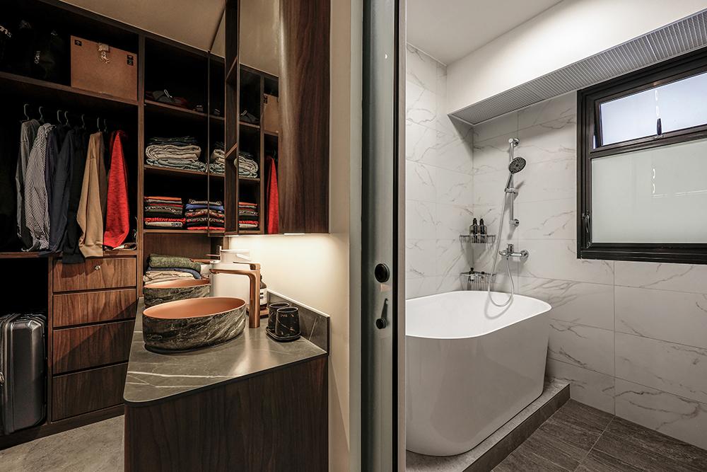 Eclectic Bathroom with Homogeneous Tiles and Wardrobe