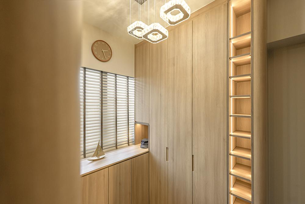 Modern Walk-in Wardrobe with Wardrobe and Display Cabinets
