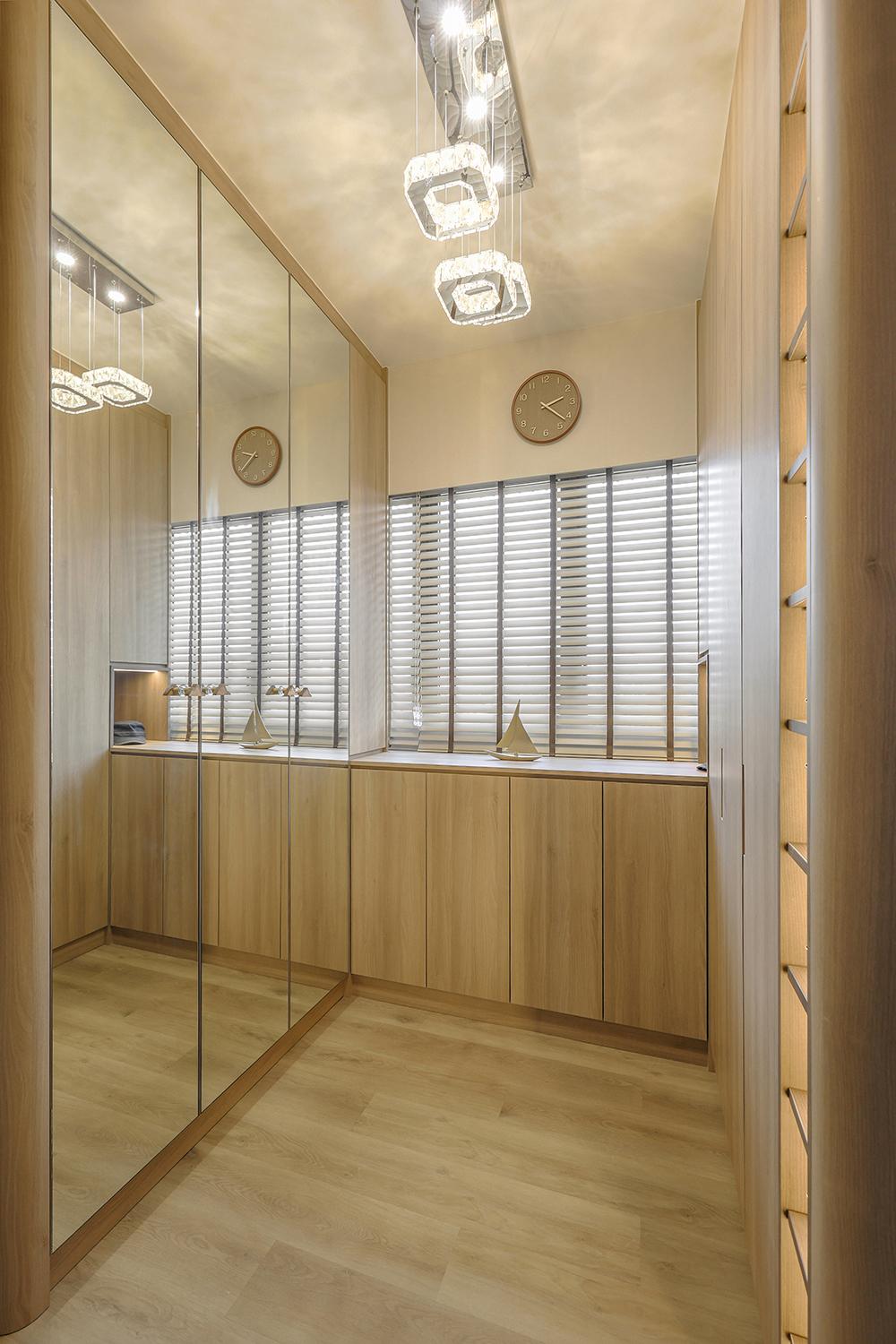 Modern Walk-in Wardrobe with Mirror and Wardrobe