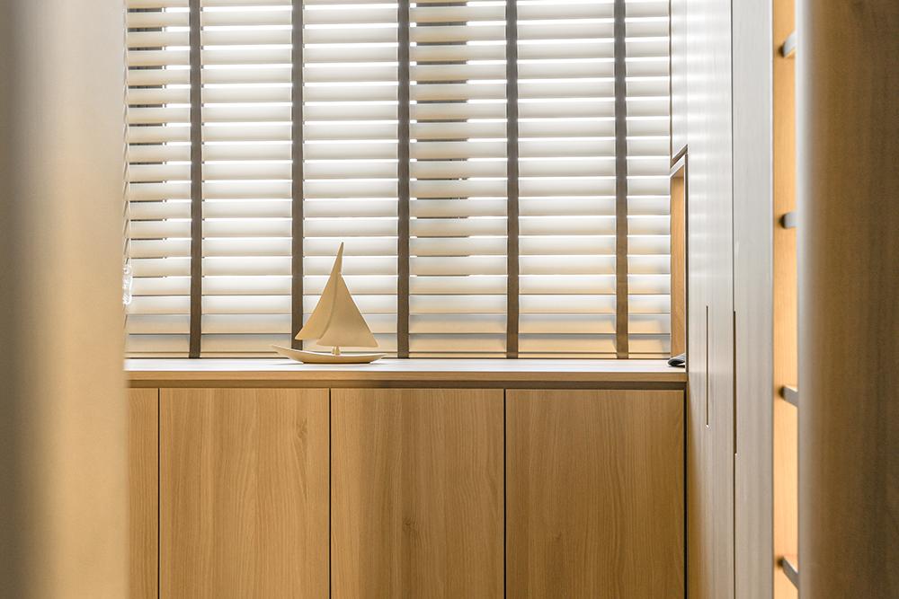 Modern Walk-in Wardrobe with Wardrobe and Display Cabinets