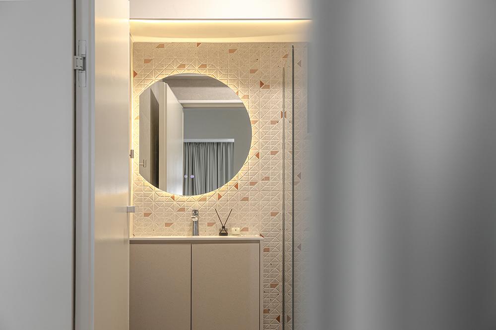 Modern Bathroom with Homogeneous Tiles and Mirror