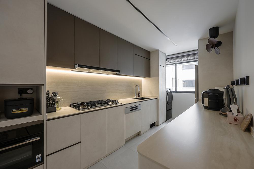 Modern Kitchen with Countertop and Homogeneous Tiles