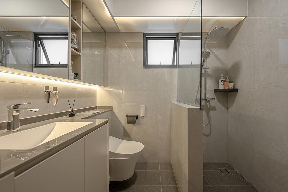 Modern Bathroom with Homogeneous Tiles and Mirror