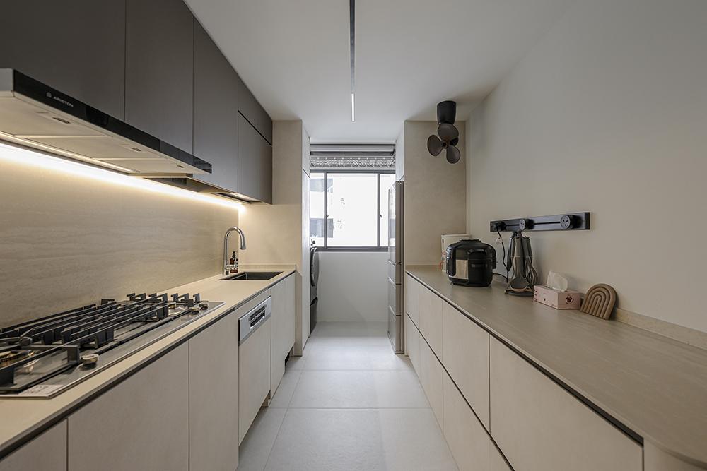 Modern Kitchen with Countertop and Homogeneous Tiles