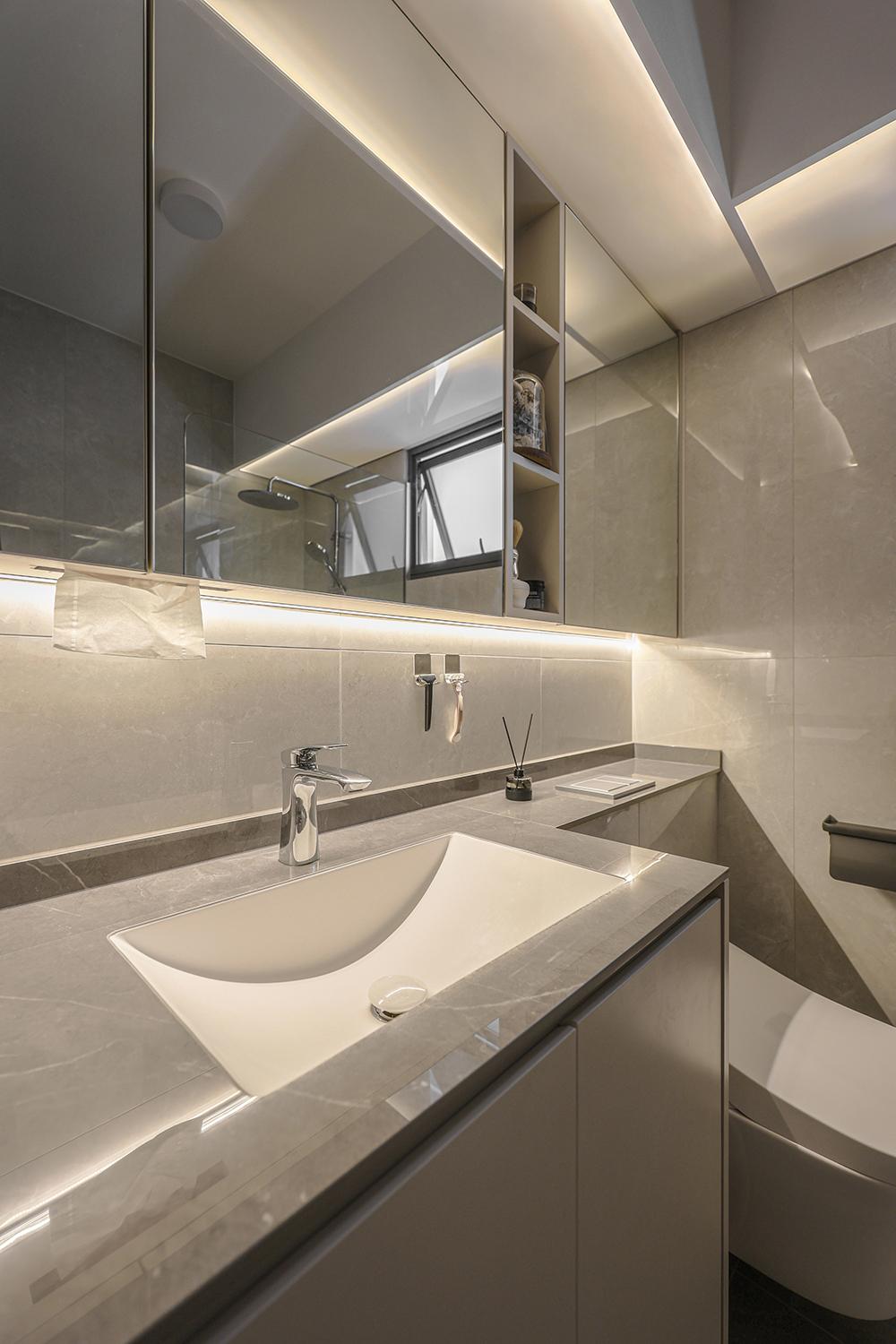 Modern Bathroom with Homogeneous Tiles and Mirror