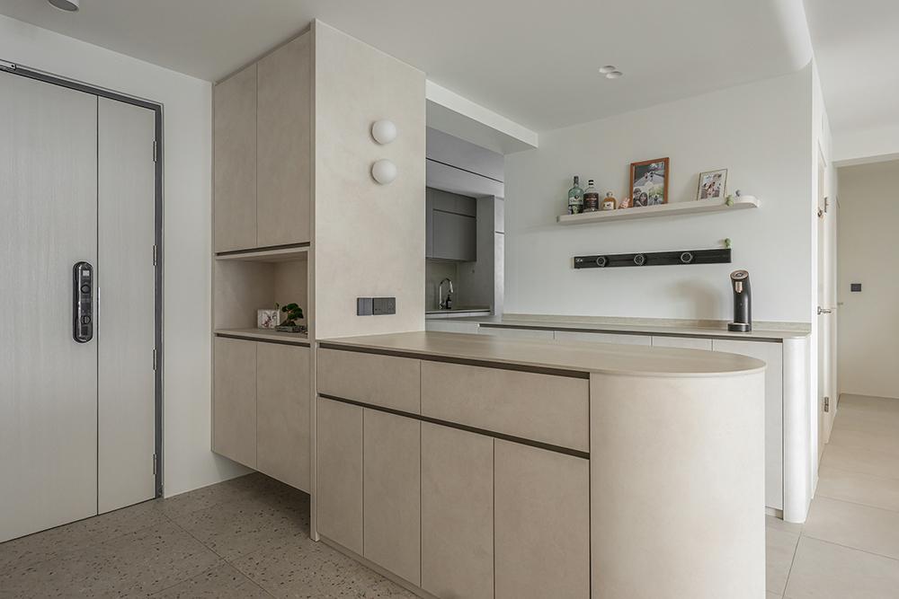 Modern Foyer with Homogeneous Tiles and Breakfast Counter