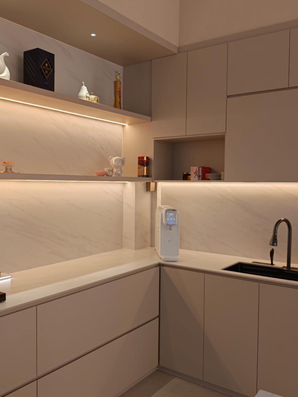 Minimalist Showroom with Kitchen Backsplash and Kitchen Cabinets