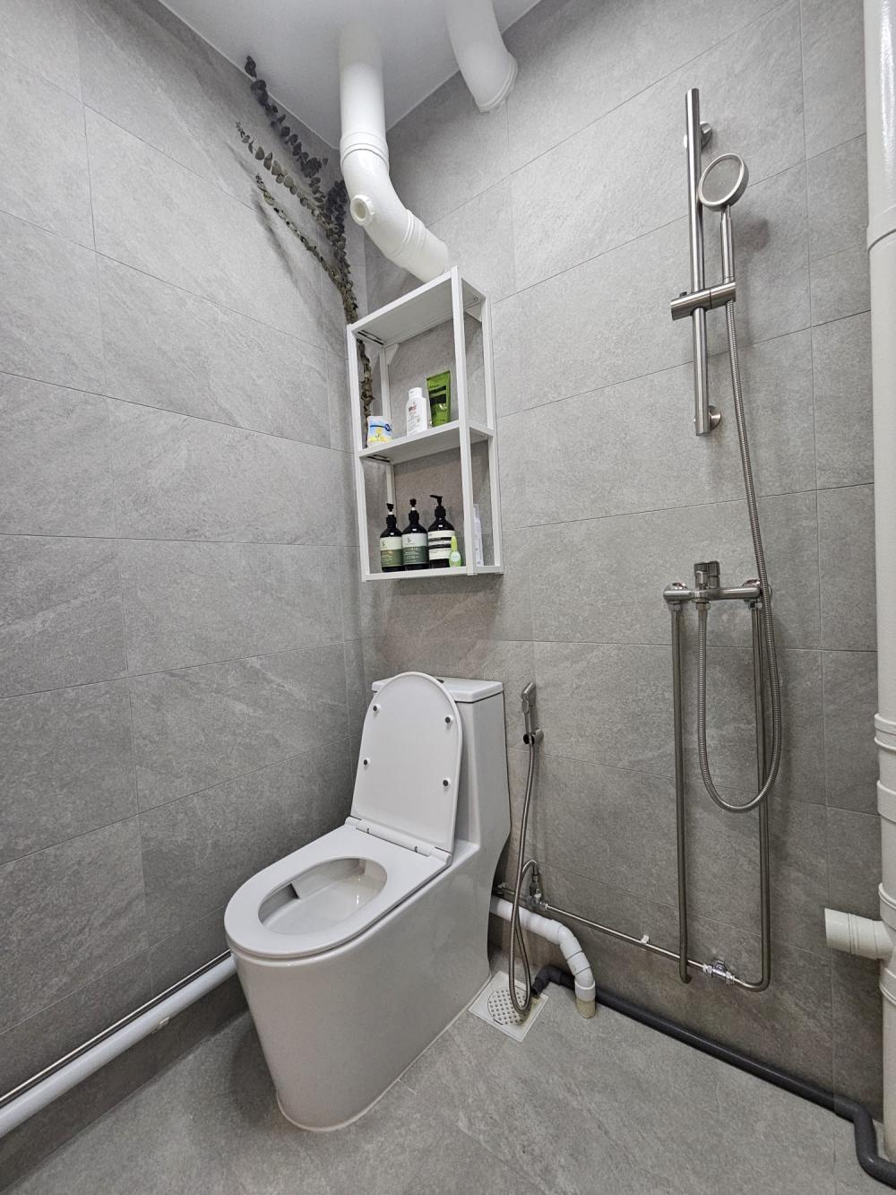 Minimalist Bathroom with Porcelain Tiles and Tiles