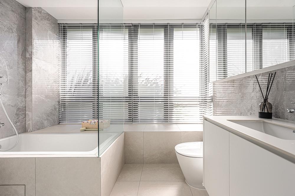 Minimalist Bathroom with Homogeneous Tiles and Mirror