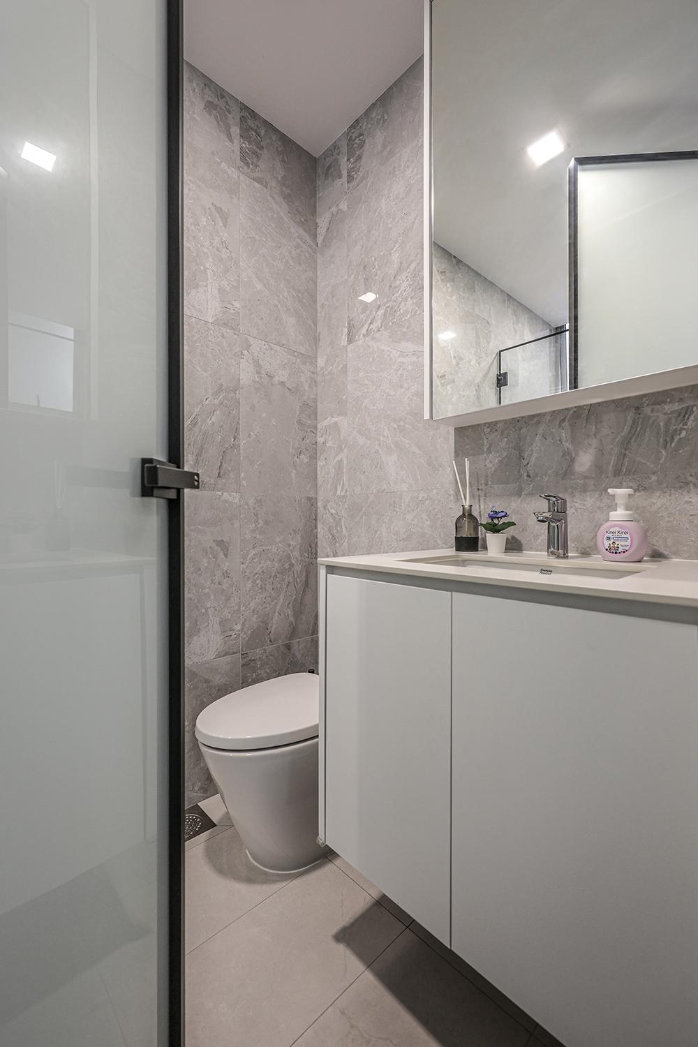 Minimalist Bathroom with Homogeneous Tiles and Mirror