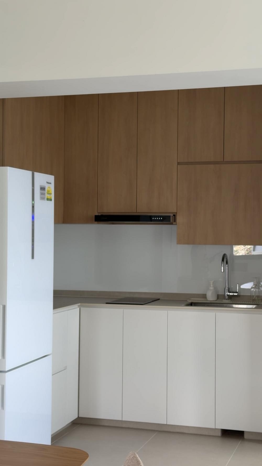 Minimalist Kitchen with Kitchen Tap and Kitchen Cabinets