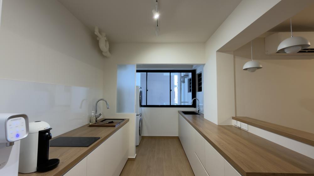 Modern Kitchen with Countertop and Wood Flooring