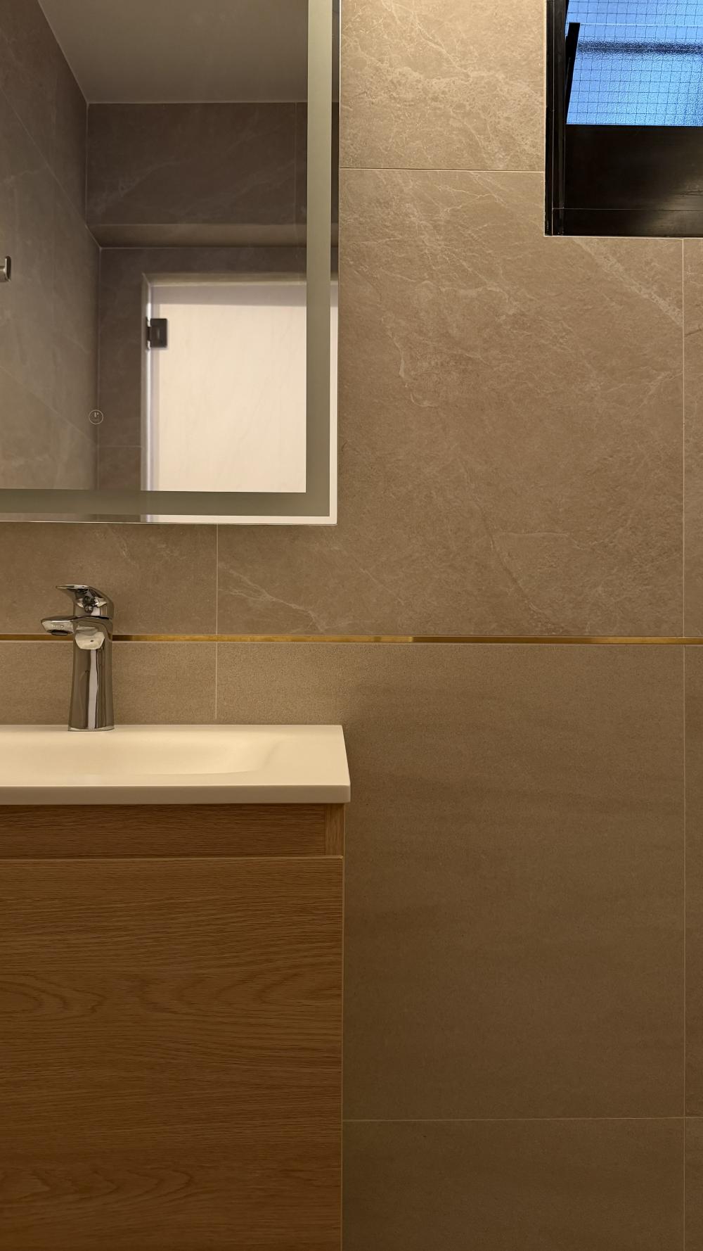 Modern Bathroom with Feature Wall and Mirror