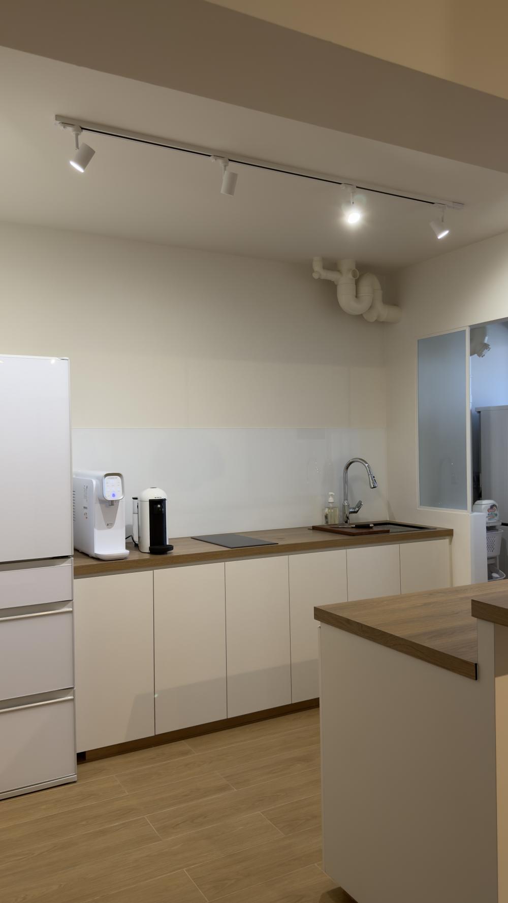 Modern Kitchen with Countertop and Open Kitchen