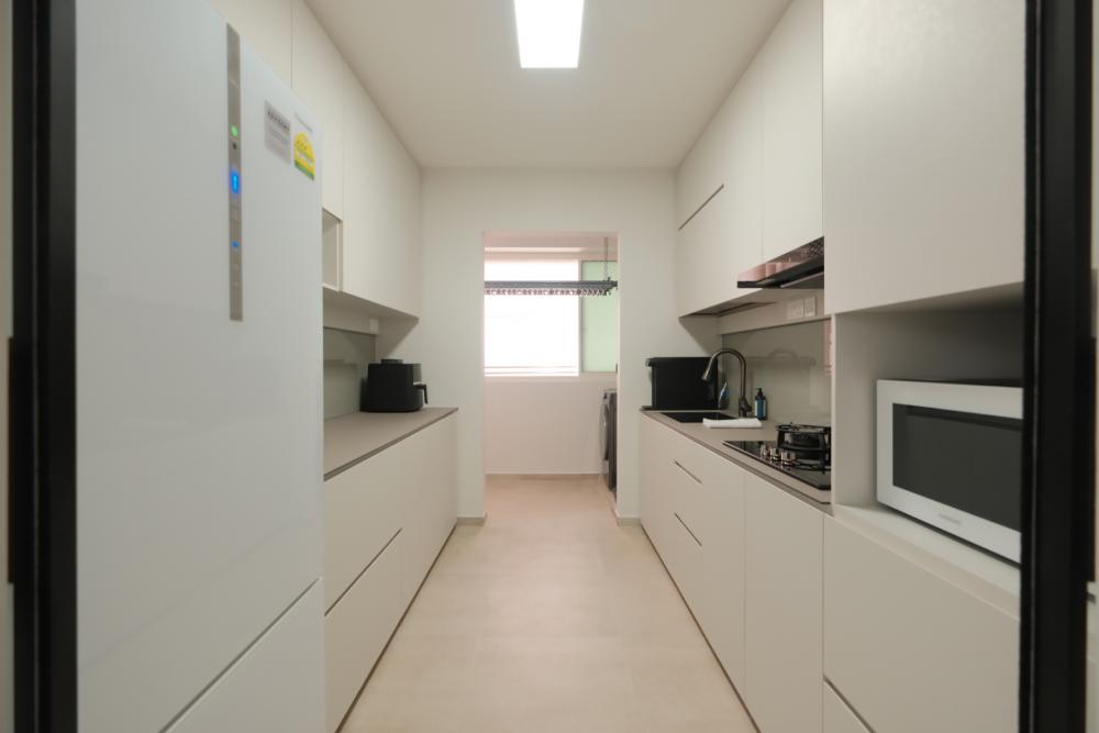 Minimalist Kitchen with Homogeneous Tiles and Kitchen Backsplash