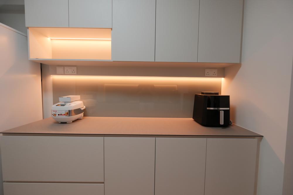Minimalist Kitchen with Countertop and Homogeneous Tiles