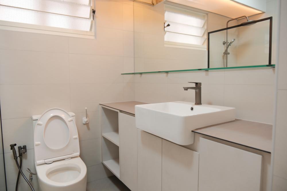 Minimalist Bathroom with Countertop and Homogeneous Tiles