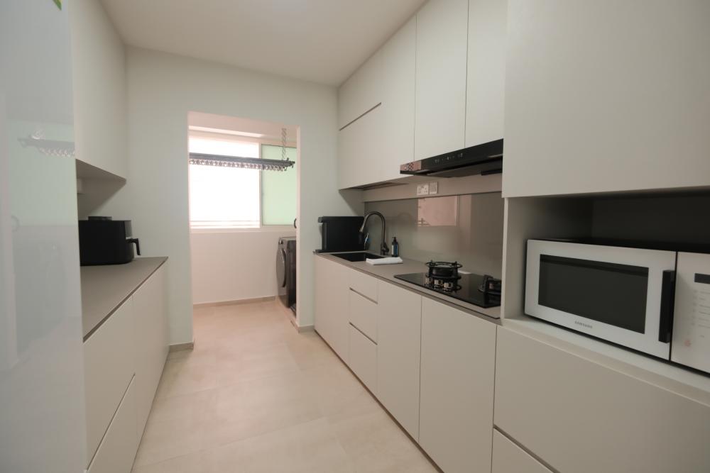 Minimalist Kitchen with Kitchen Backsplash and Kitchen Accessories